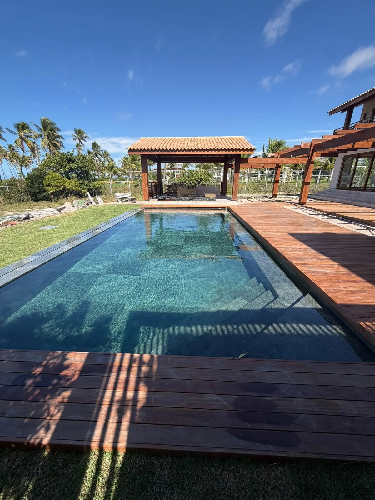 Piscina, deck e pavilhão com estrutura de madeira da Casa D’Ávila