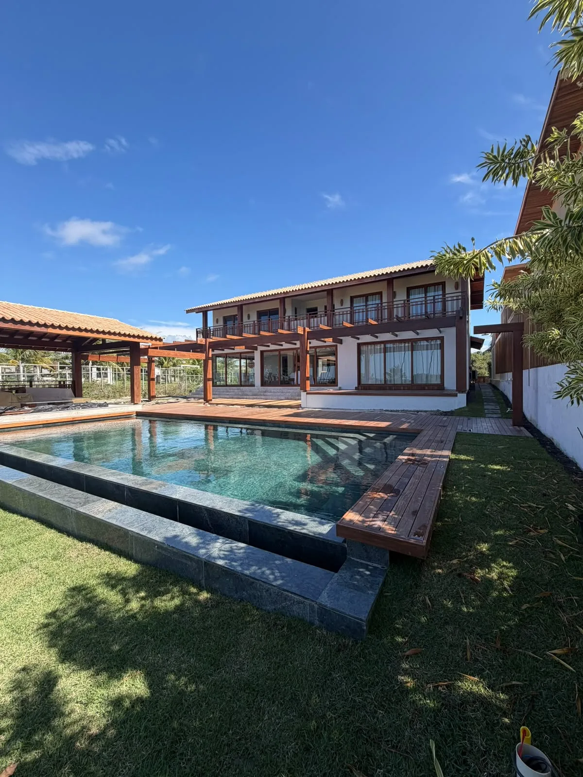 Fachada posterior da Casa D’Ávila vista da piscina