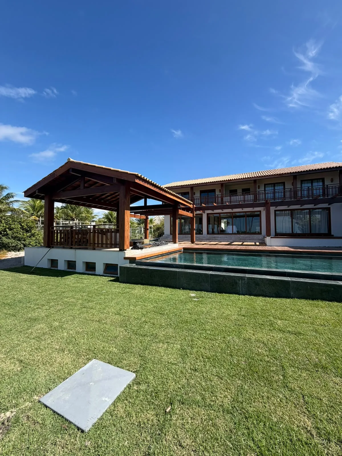 Pavilhão com estrutura de madeira junto à piscina