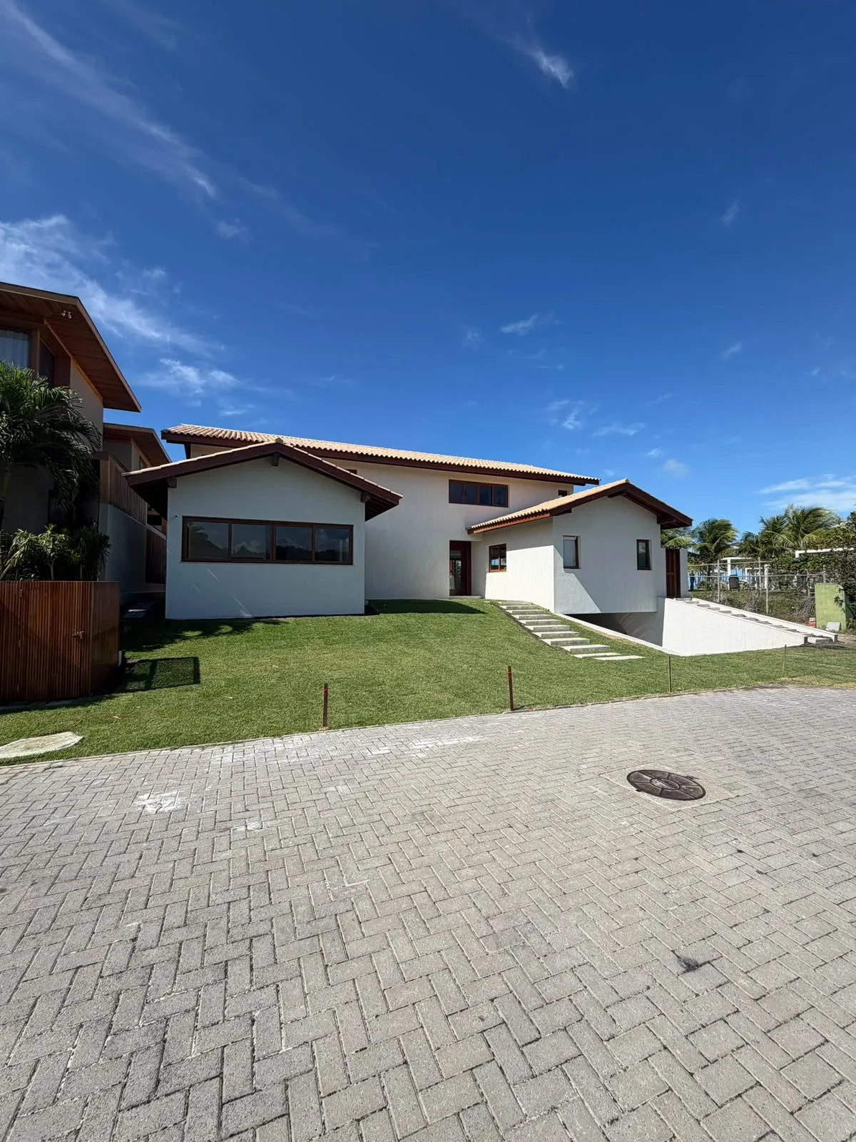 Fachada frontal e acesso da Casa D’Ávila