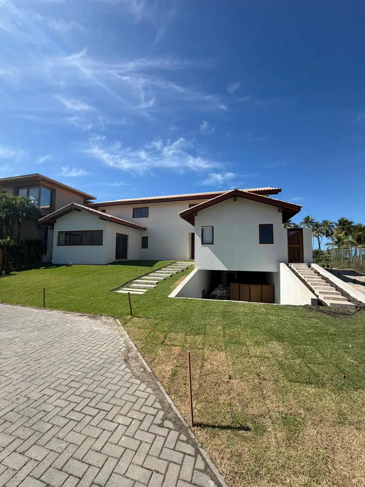 Fachada frontal com rampa para a garagem inferior